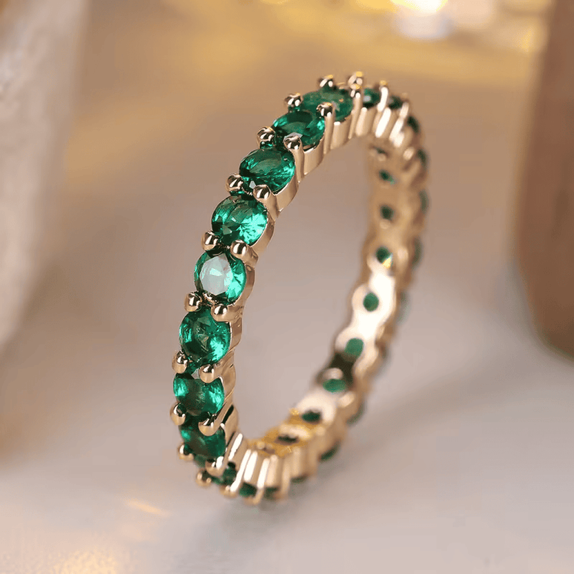 Anillo eterno delicado de esmeralda