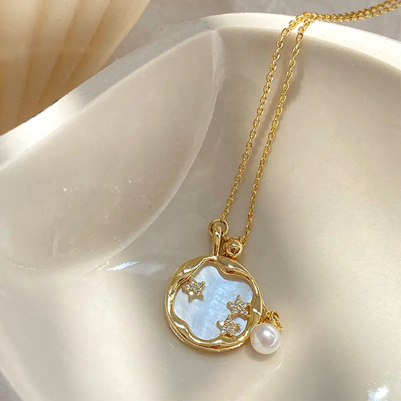 Collar dorado con piedra de luna y perla