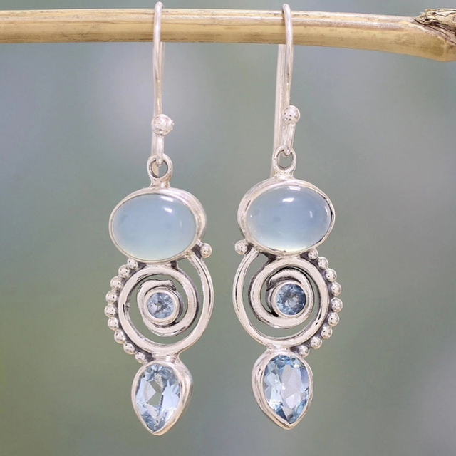 Pendientes de plata con filigrana ornamentada y piedra de luna