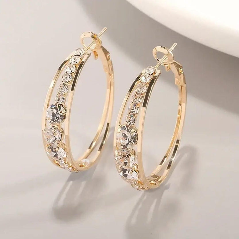 Pendientes elegantes chapados en oro