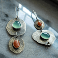 Pendientes plateados clásicos con diseño vintage natural
