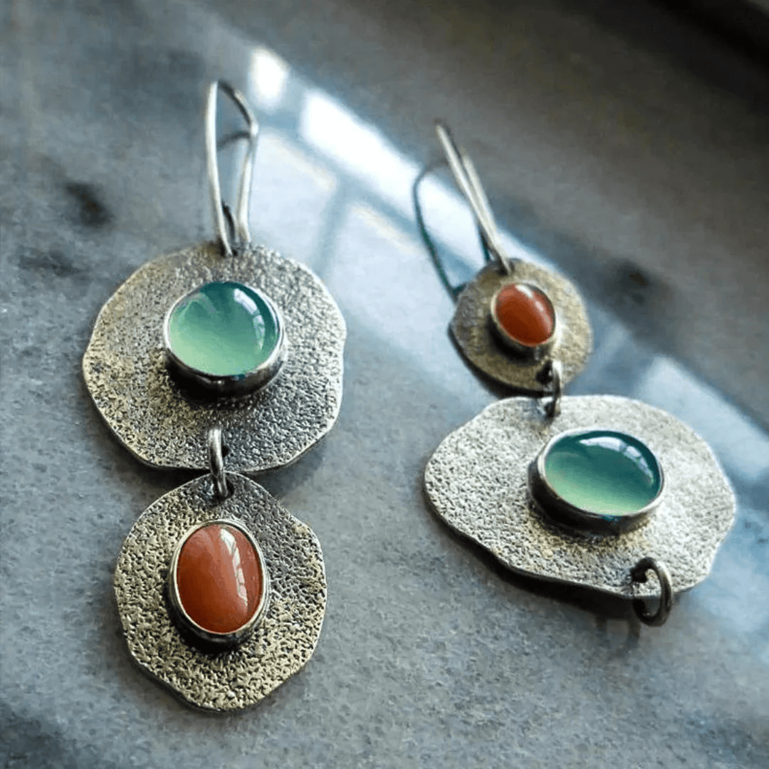 Pendientes plateados clásicos con diseño vintage natural