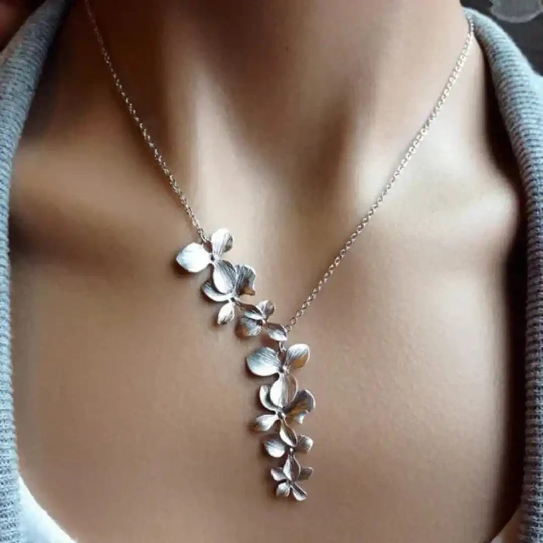Collar con dije de pétalos de plata — Carmen, Lucía & Rocío