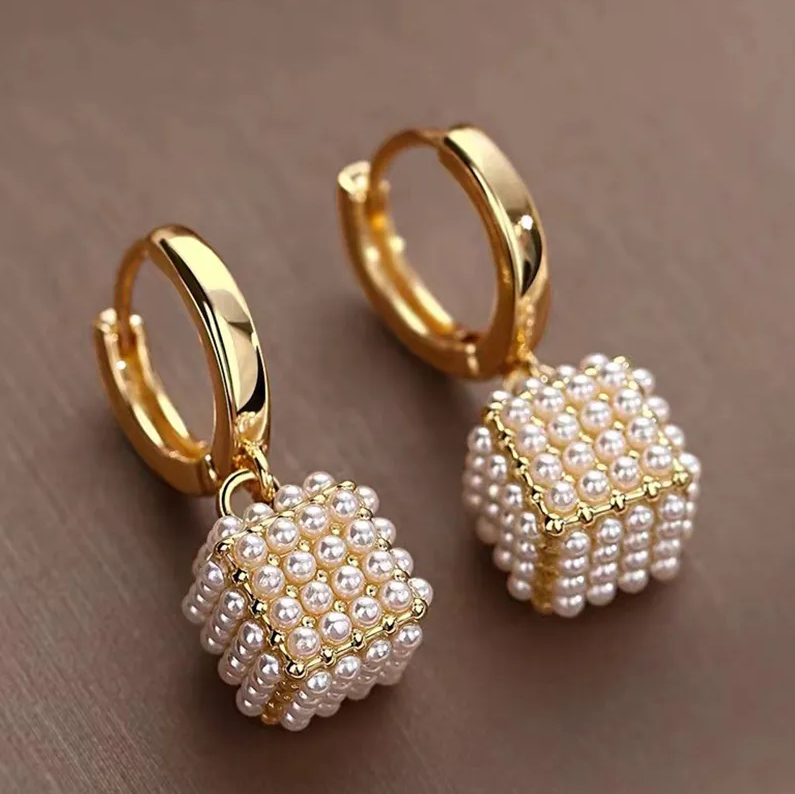 Pendientes elegantes de perla cúbica
