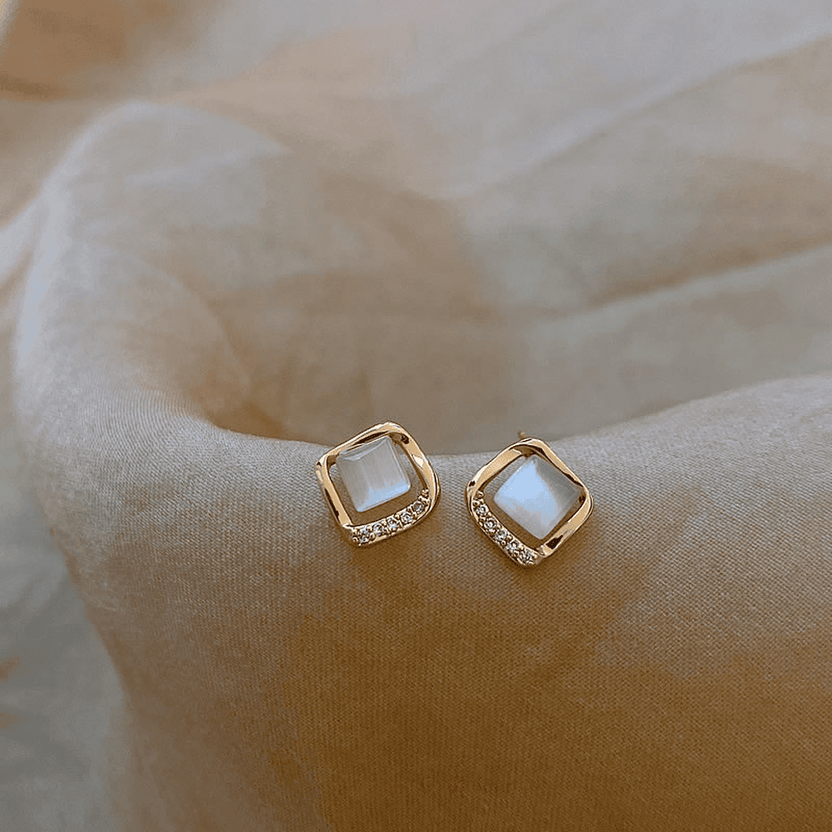 Pendientes elegantes con cristal de luna dorada