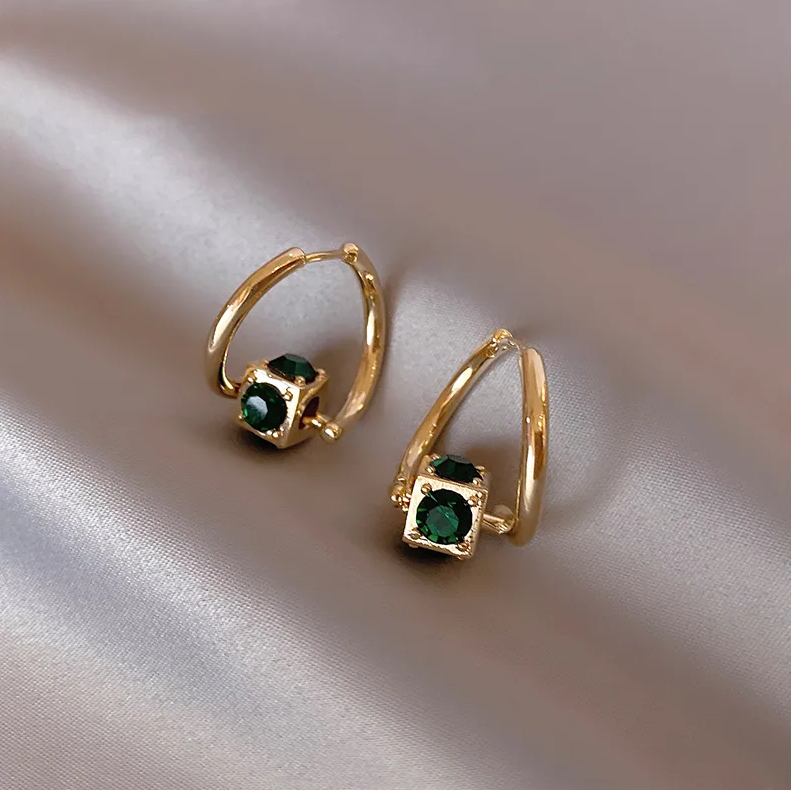 Pendientes dorados verdes elegantes