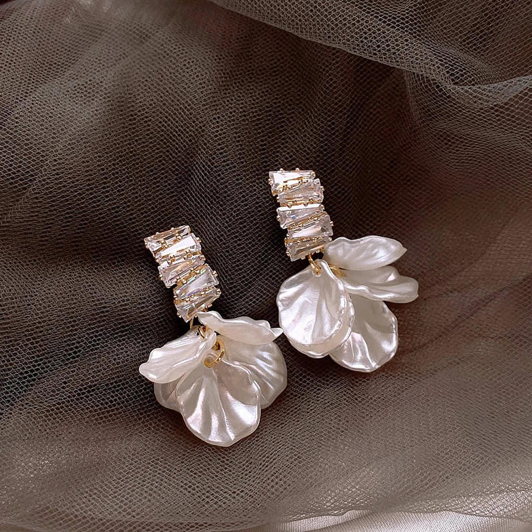 Pendientes exquisitos de pétalos dorados en blanco