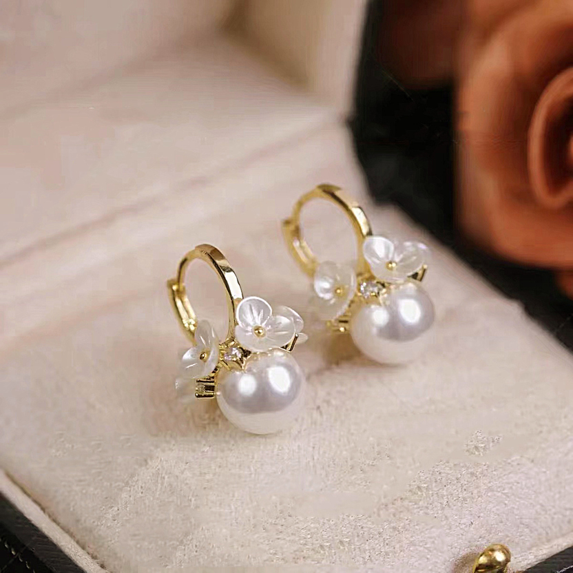 Pendientes de perla con flores elegantes