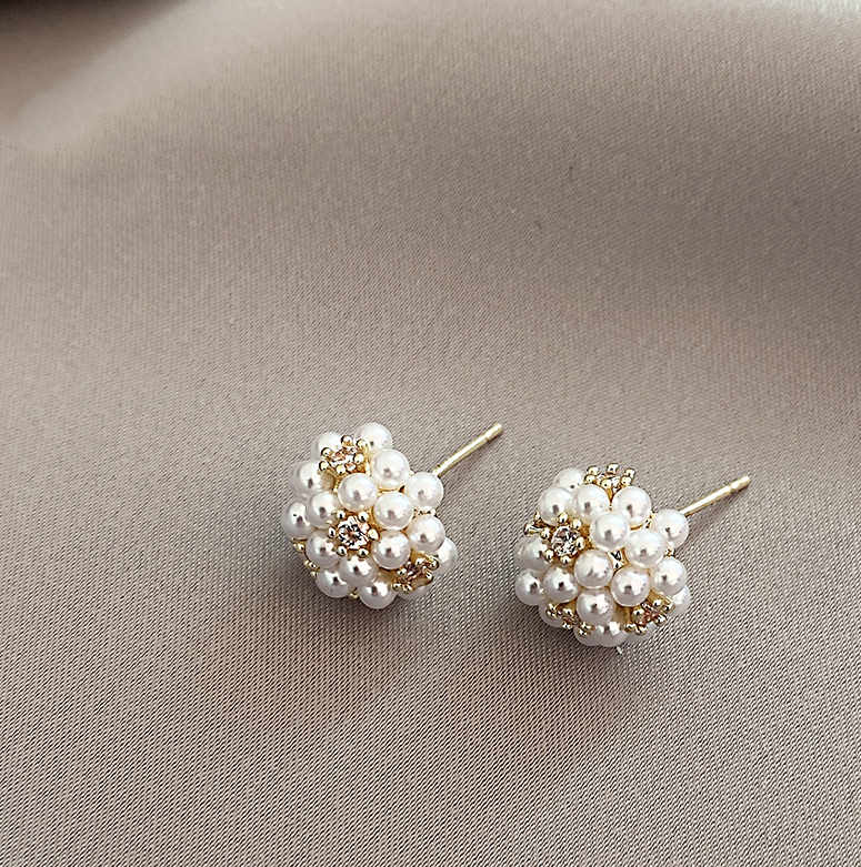 Pendientes pequeños de perla elegantes