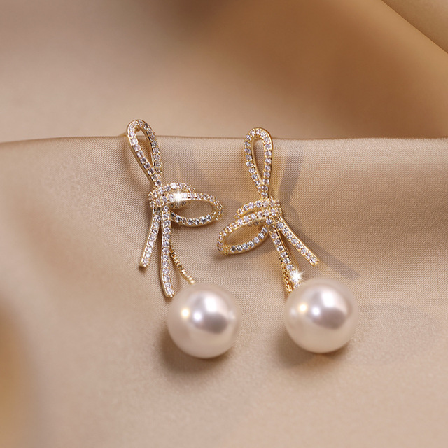 Pendientes de perla con lazo brillante
