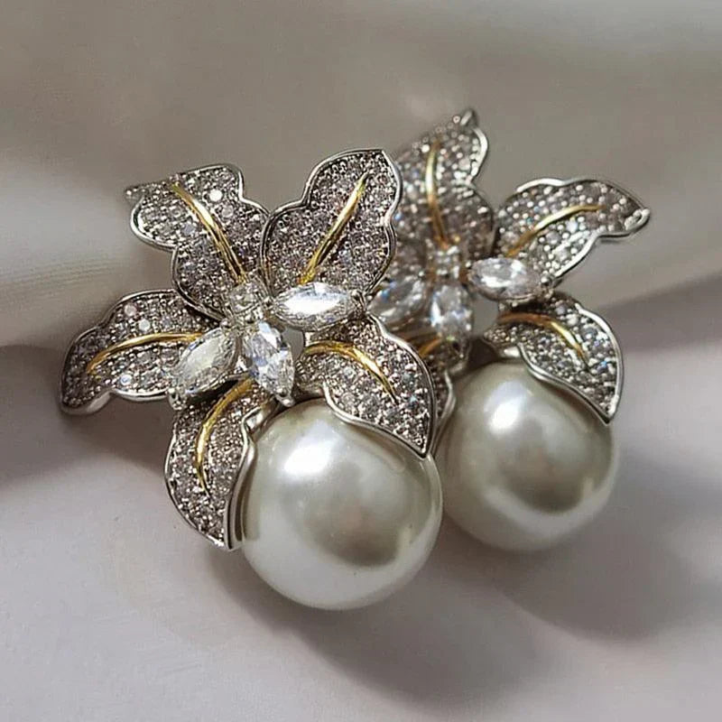 Pendientes de oro blanco con perla y flor