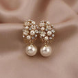 Pendientes elegantes de flor con perla