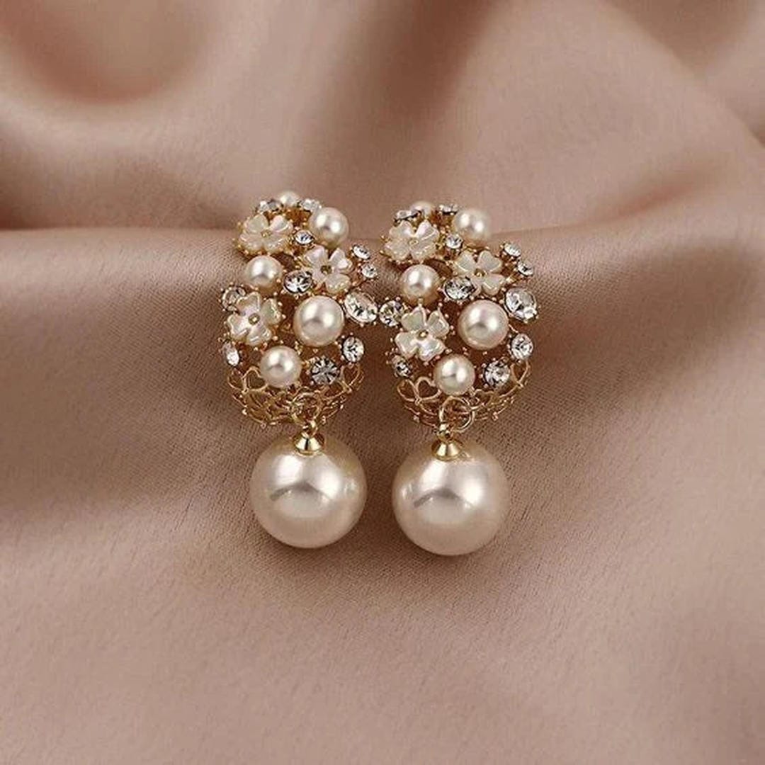 Pendientes elegantes de flor con perla
