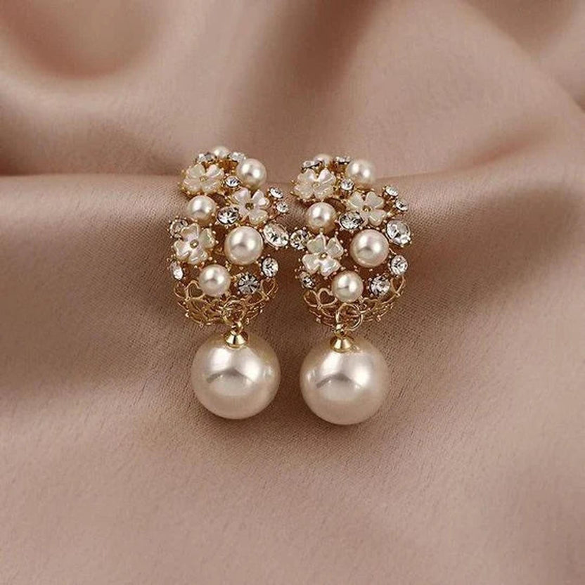 Pendientes elegantes de flor con perla