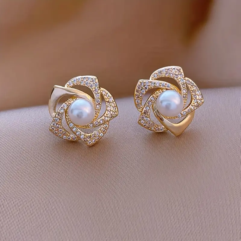 Pendientes elegantes de perla con espiral brillante
