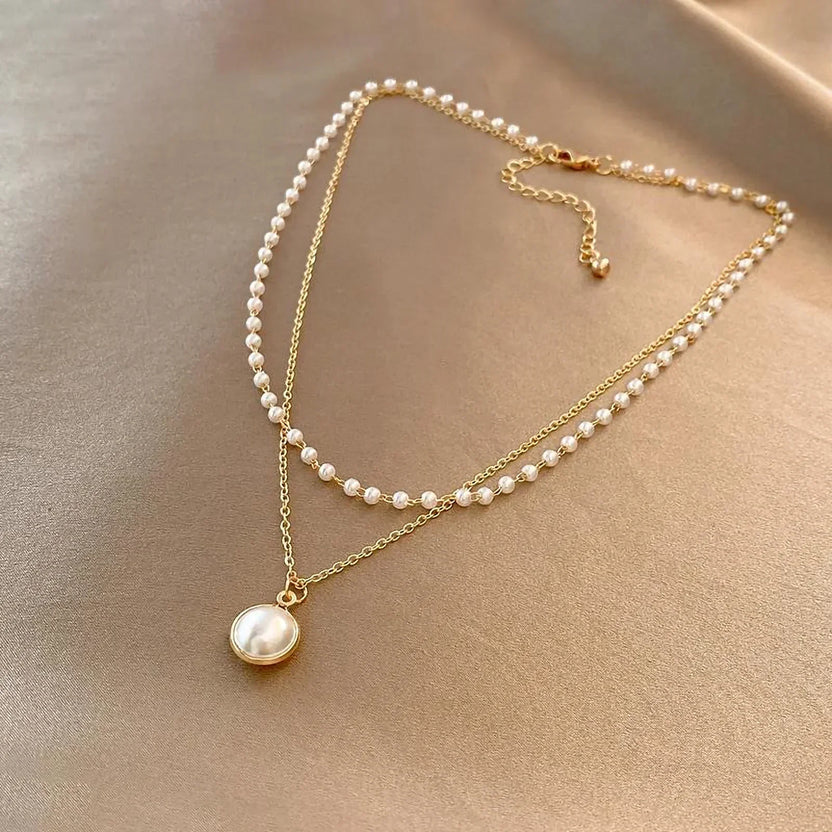 Collar de perlas doradas atemporal
