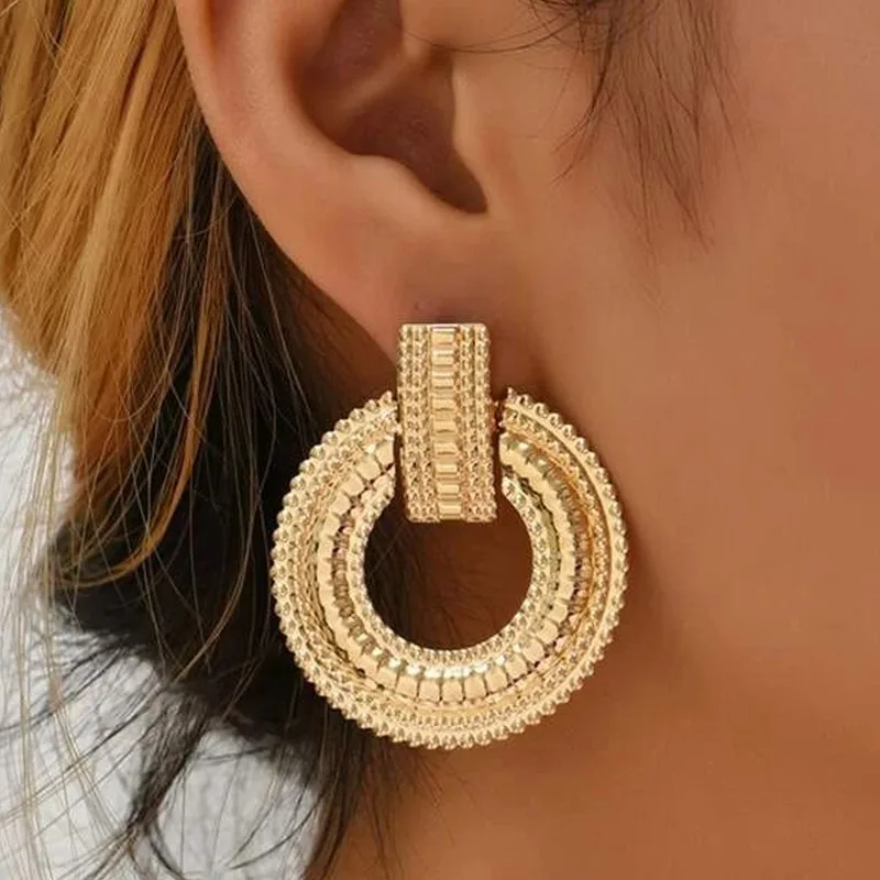 Pendientes dorados elegantes de mandala calado