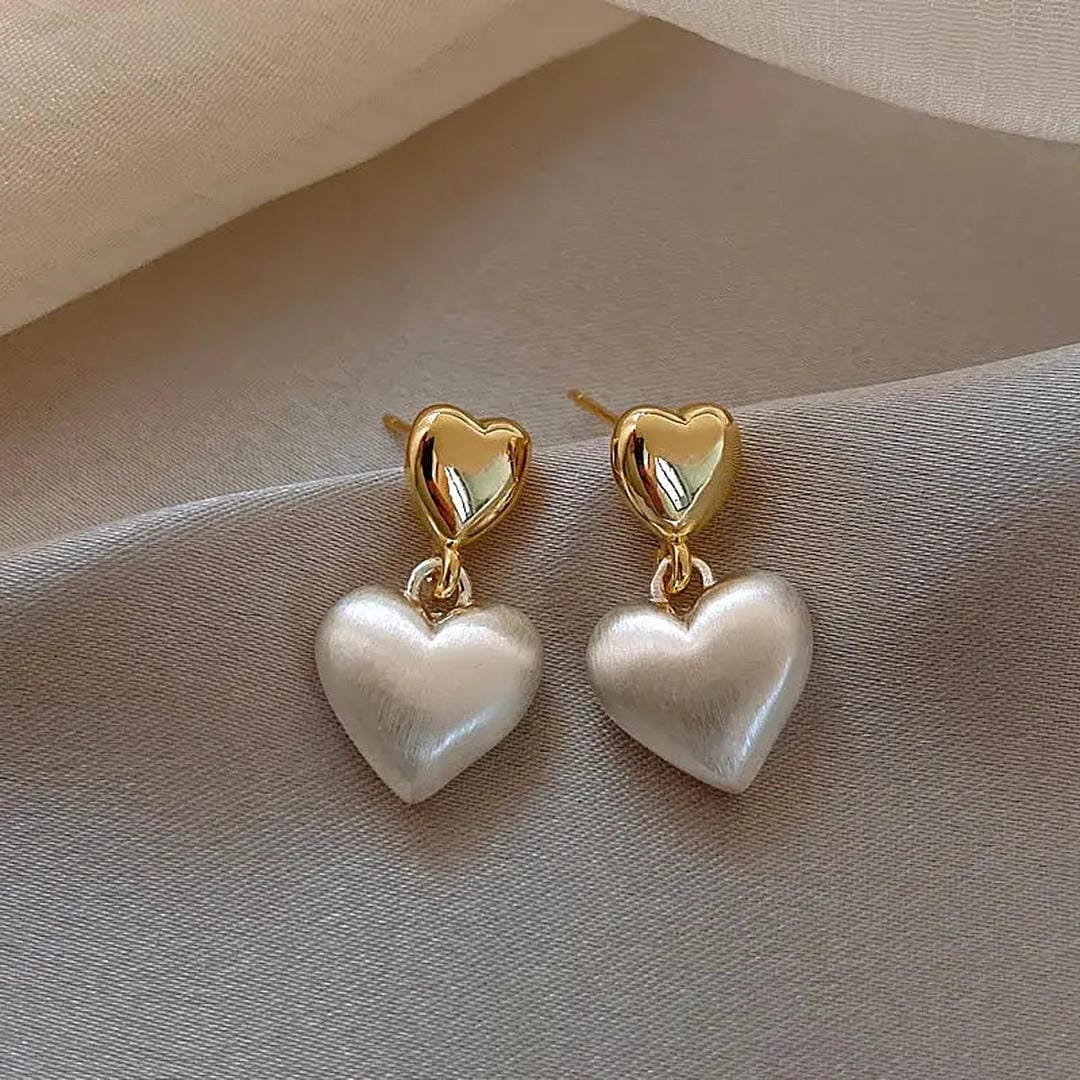 Pendientes elegantes de oro con perlas en forma de corazón