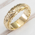 Anillo Sovereign de oro con pétalos