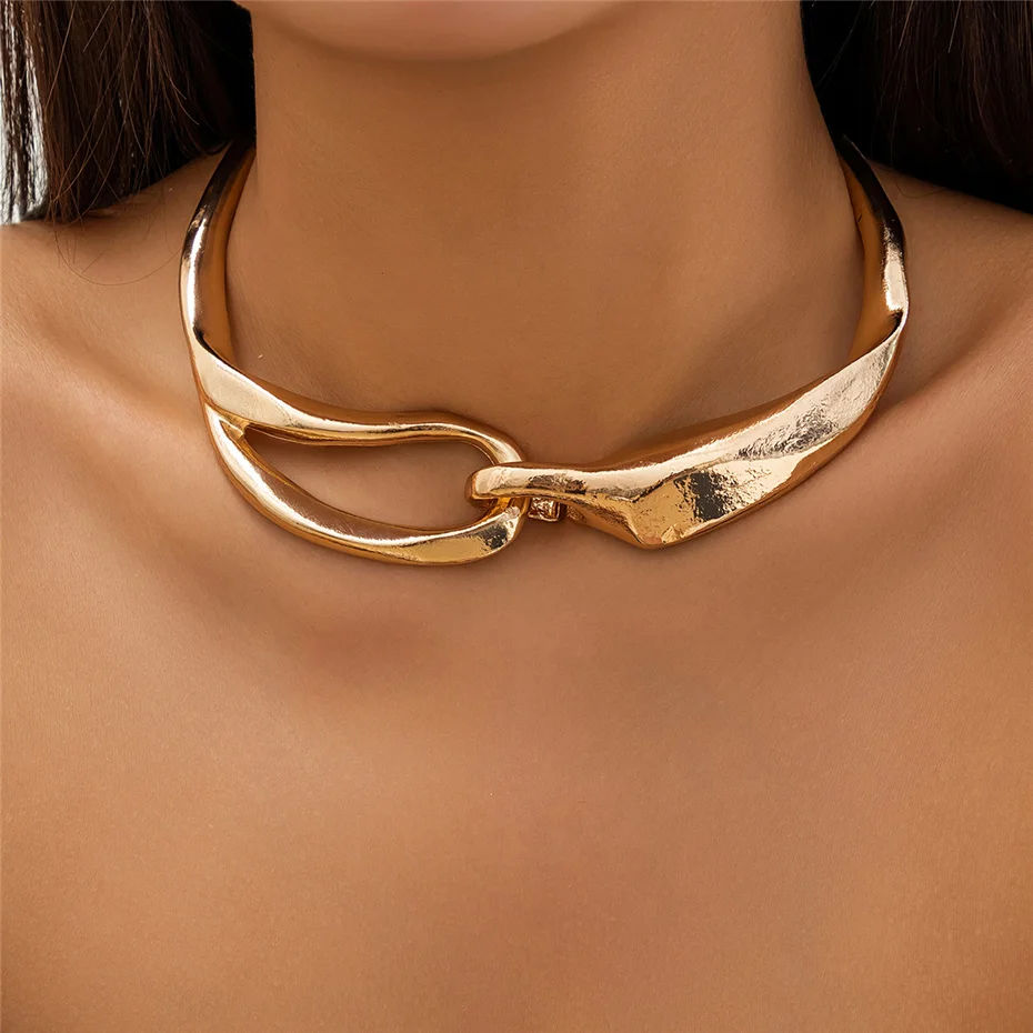 Collar de oro con textura marcada