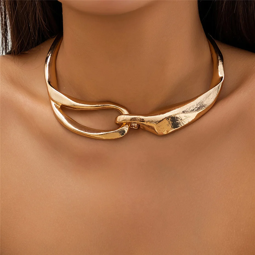 Collar de oro con textura marcada
