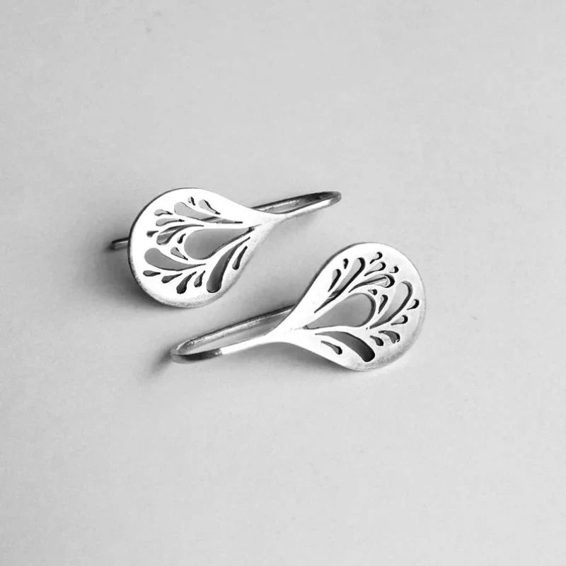 Pendientes antiguos de gota hueca en oro blanco
