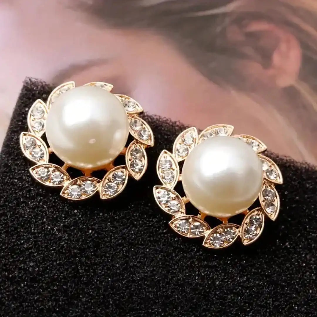 Exquisitos pendientes de perla y hojas brillantes