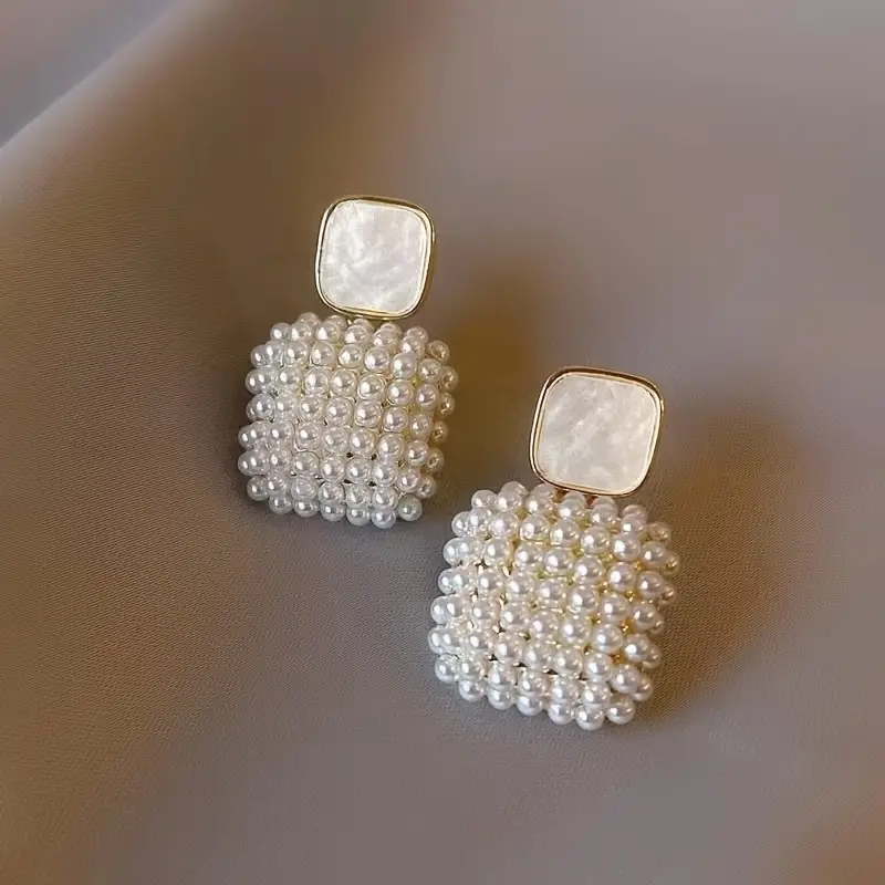 Pendientes cuadrados con elegantes perlas