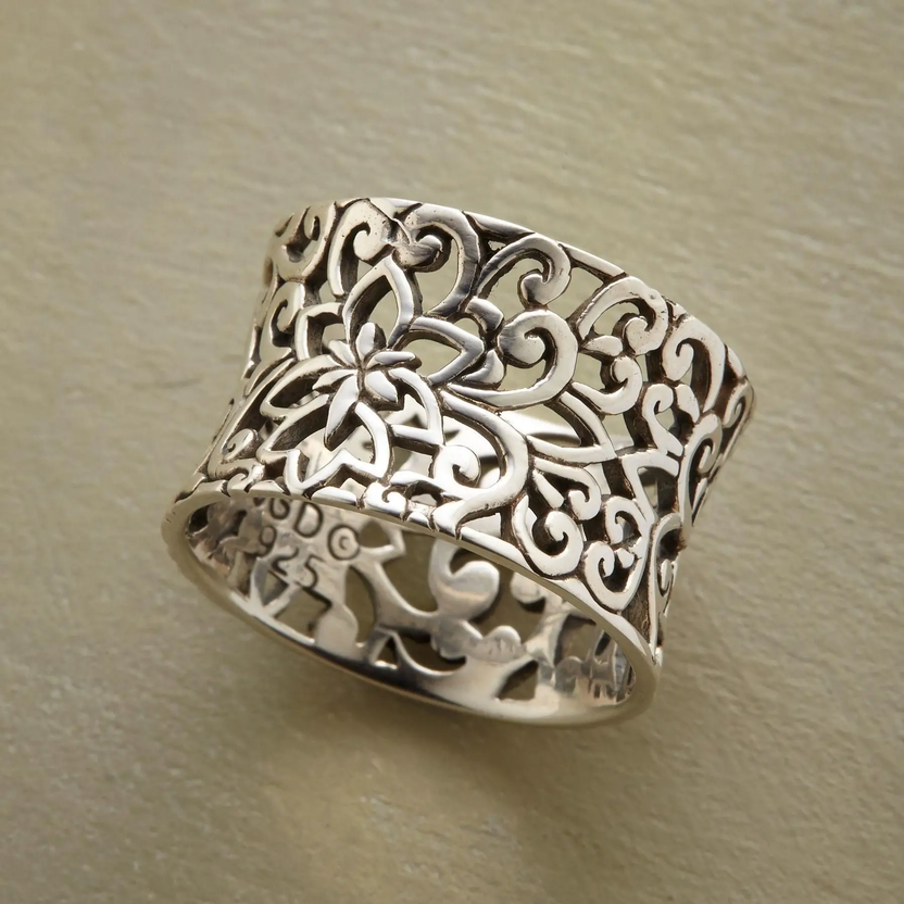 Anillo vintage de plata hueco y elegante