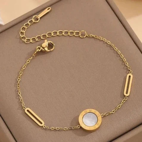 Pulsera minimalista de concha dorada con incrustación