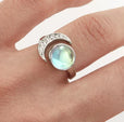 Anillo de plata con luna creciente y piedra de luna