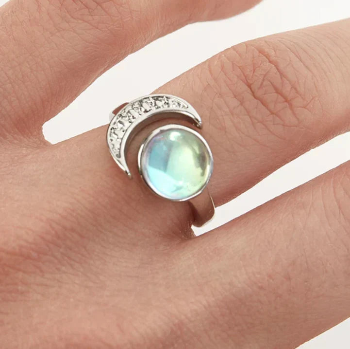 Anillo de plata con luna creciente y piedra de luna