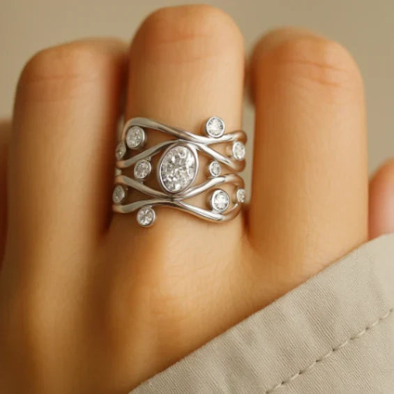 Anillo moderno de plata con varias piedras