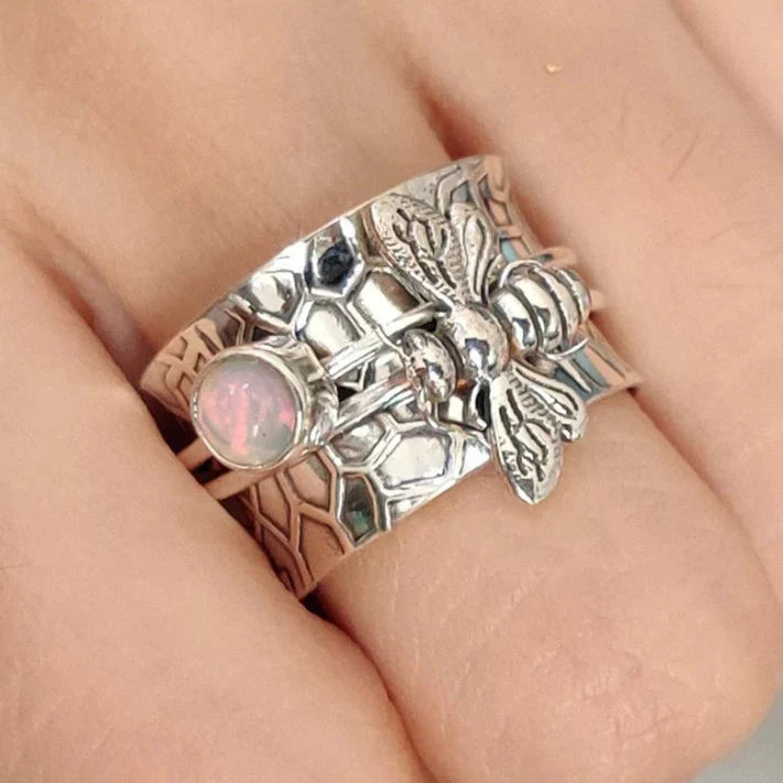 Anillo ancho de piedra lunar con abeja Catherine – imagen 2