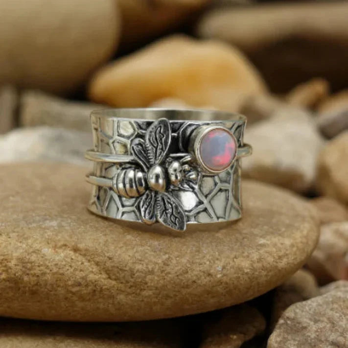 Anillo ancho de piedra lunar con abeja Catherine