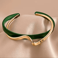Pulsera elegante ondulada en verde esmeralda