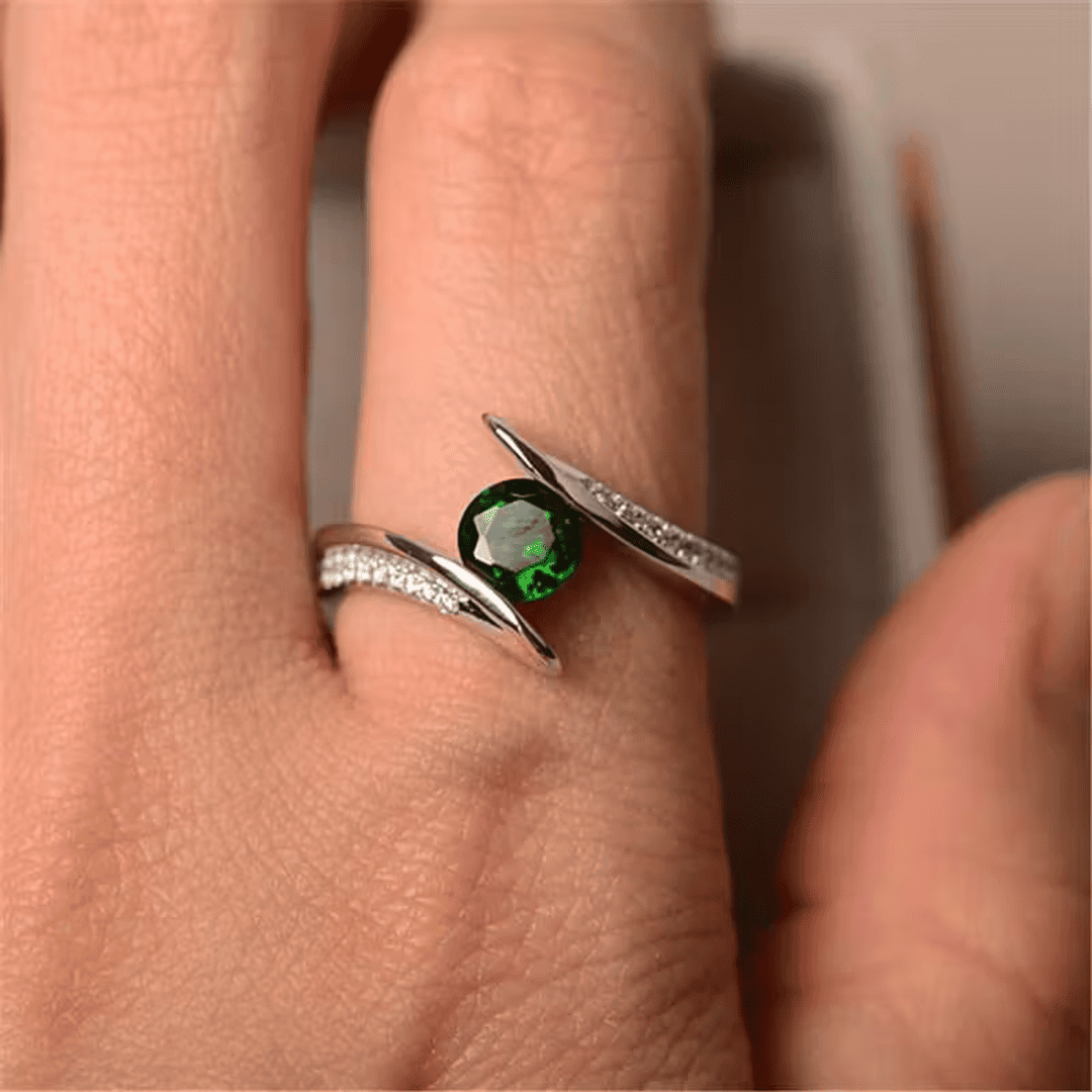 Anillo llamativo esmeralda con brillo orbital – imagen 2