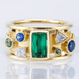 Anillo elegante de mosaico con esmeraldas
