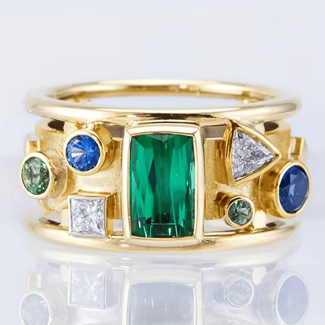 Anillo elegante de mosaico con esmeraldas