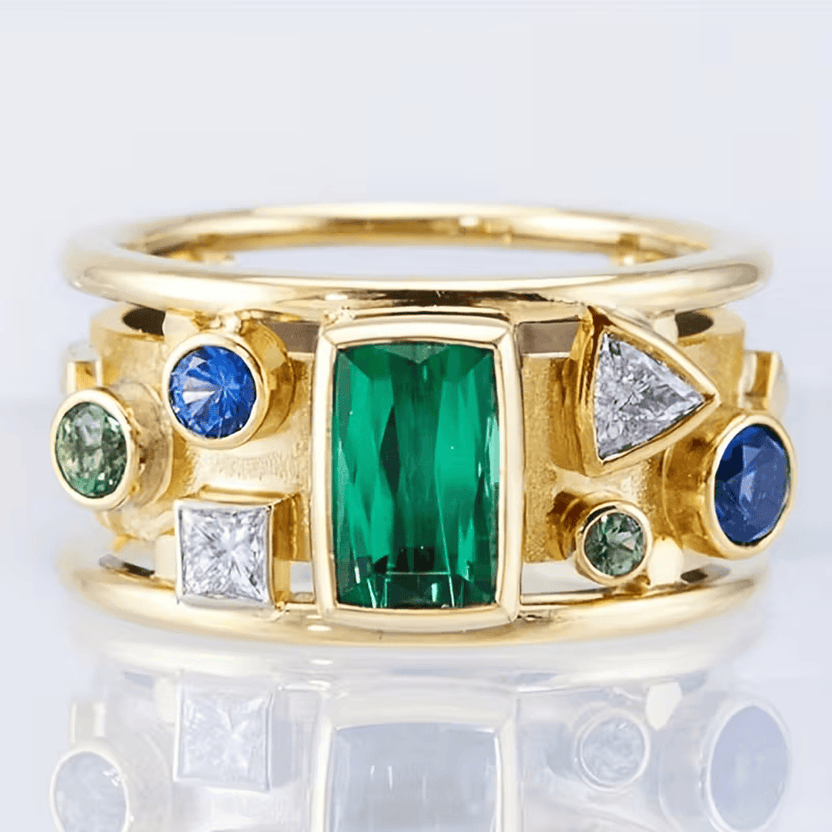 Anillo elegante de mosaico con esmeraldas