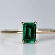 Anillo Musa elegante con esmeralda