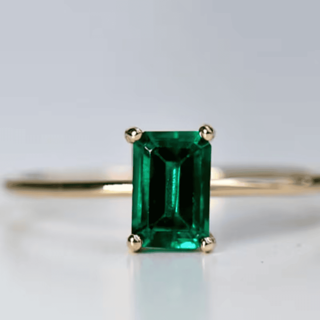 Anillo Musa elegante con esmeralda