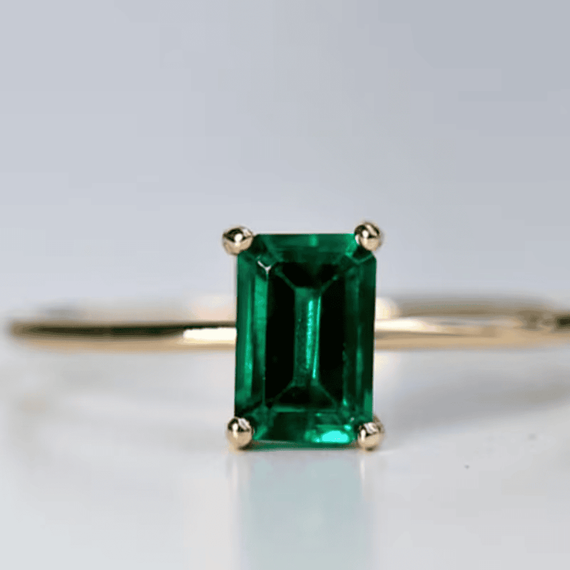Anillo Musa elegante con esmeralda