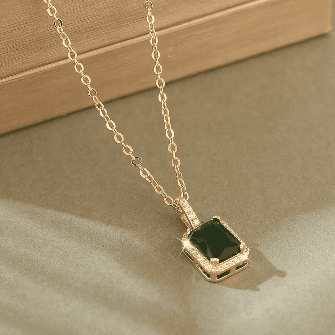 Collar elegante de esmeralda Grace