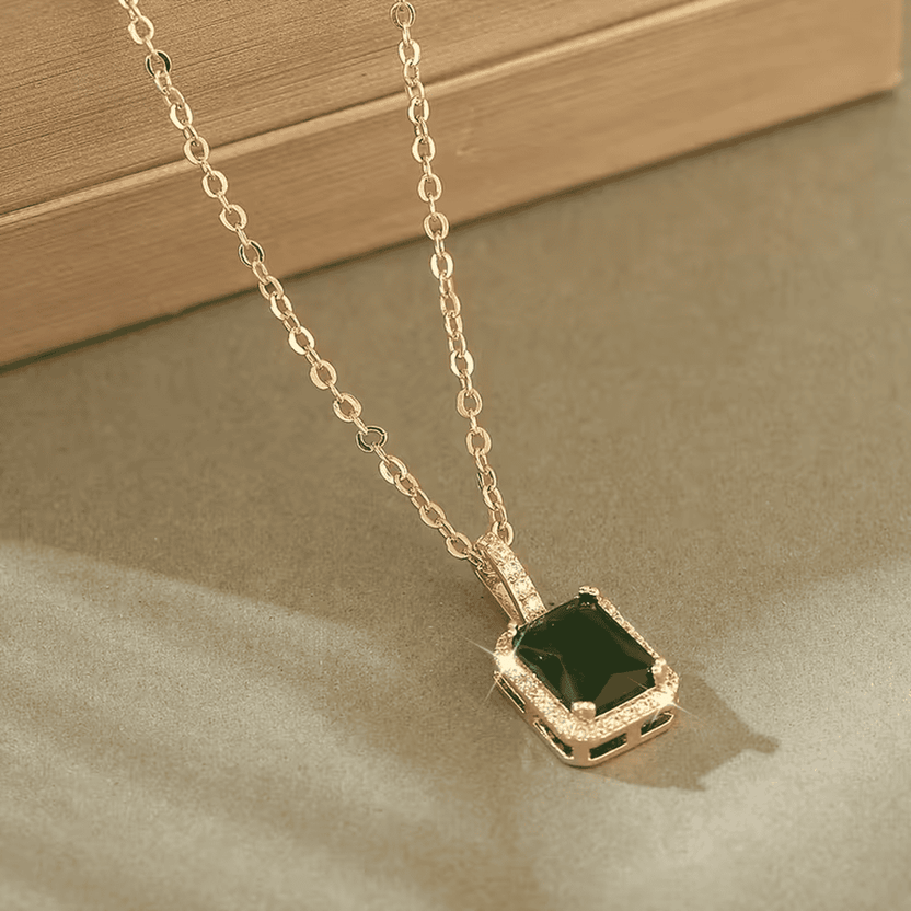 Collar elegante de esmeralda Grace