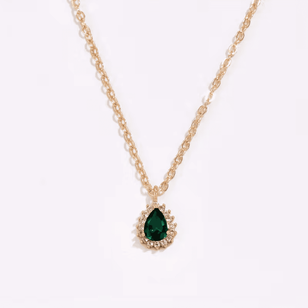Collar elegante con piedra esmeralda en forma de gota de rocío