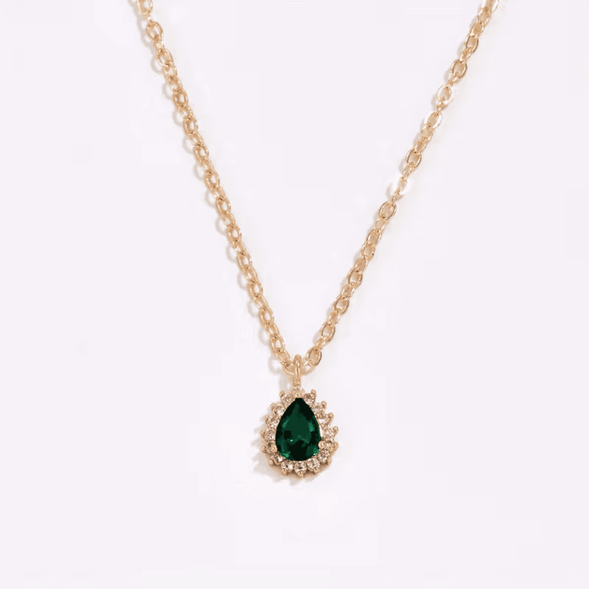 Collar elegante con piedra esmeralda en forma de gota de rocío