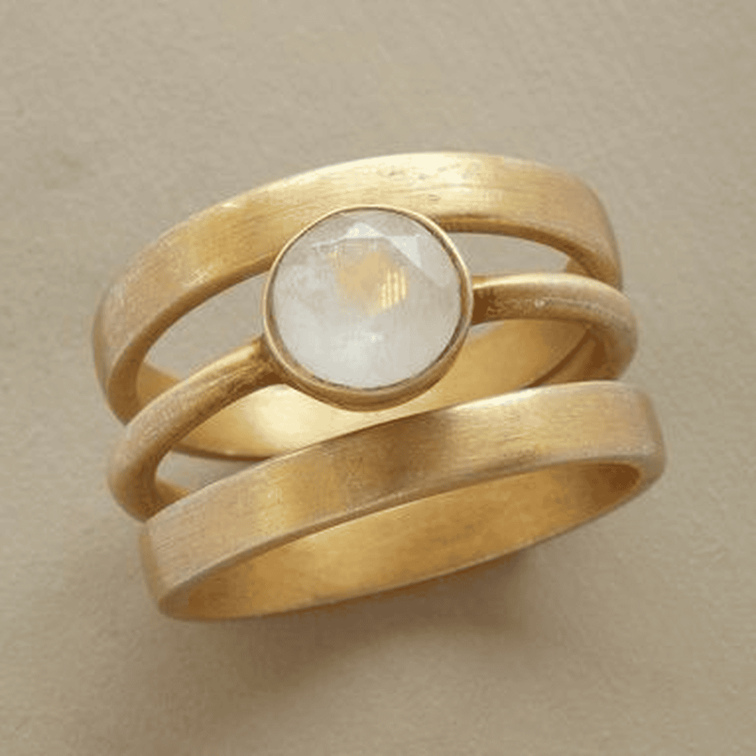 Anillo vintage de oro con piedra de luna incrustada