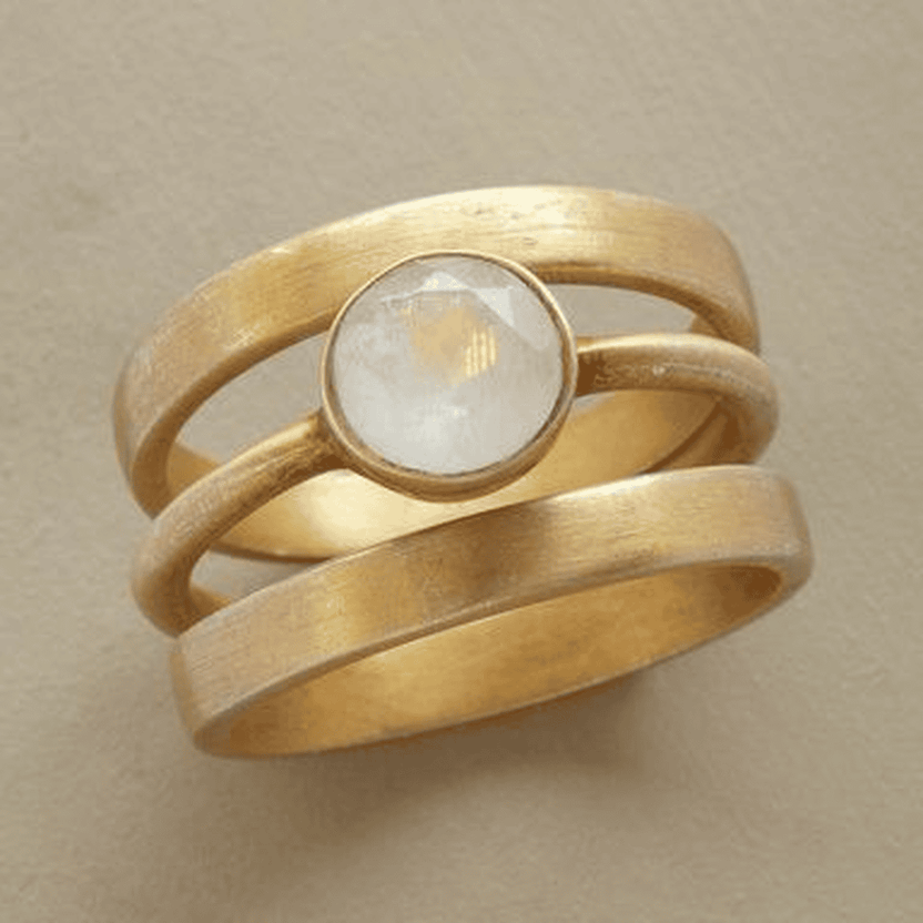 Anillo vintage de oro con piedra de luna incrustada