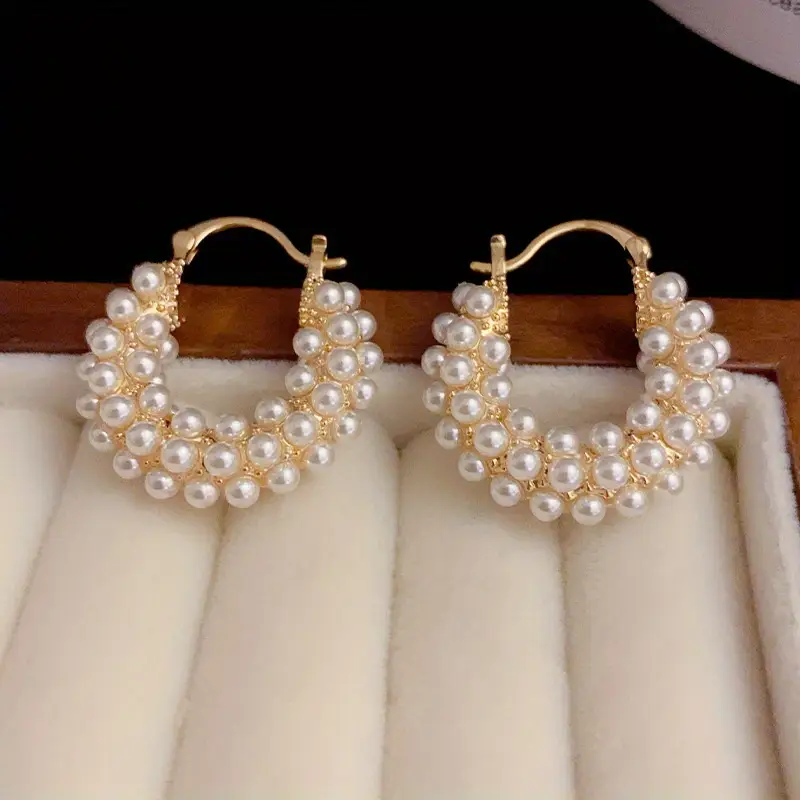 Pendientes dorados de perla en cesta